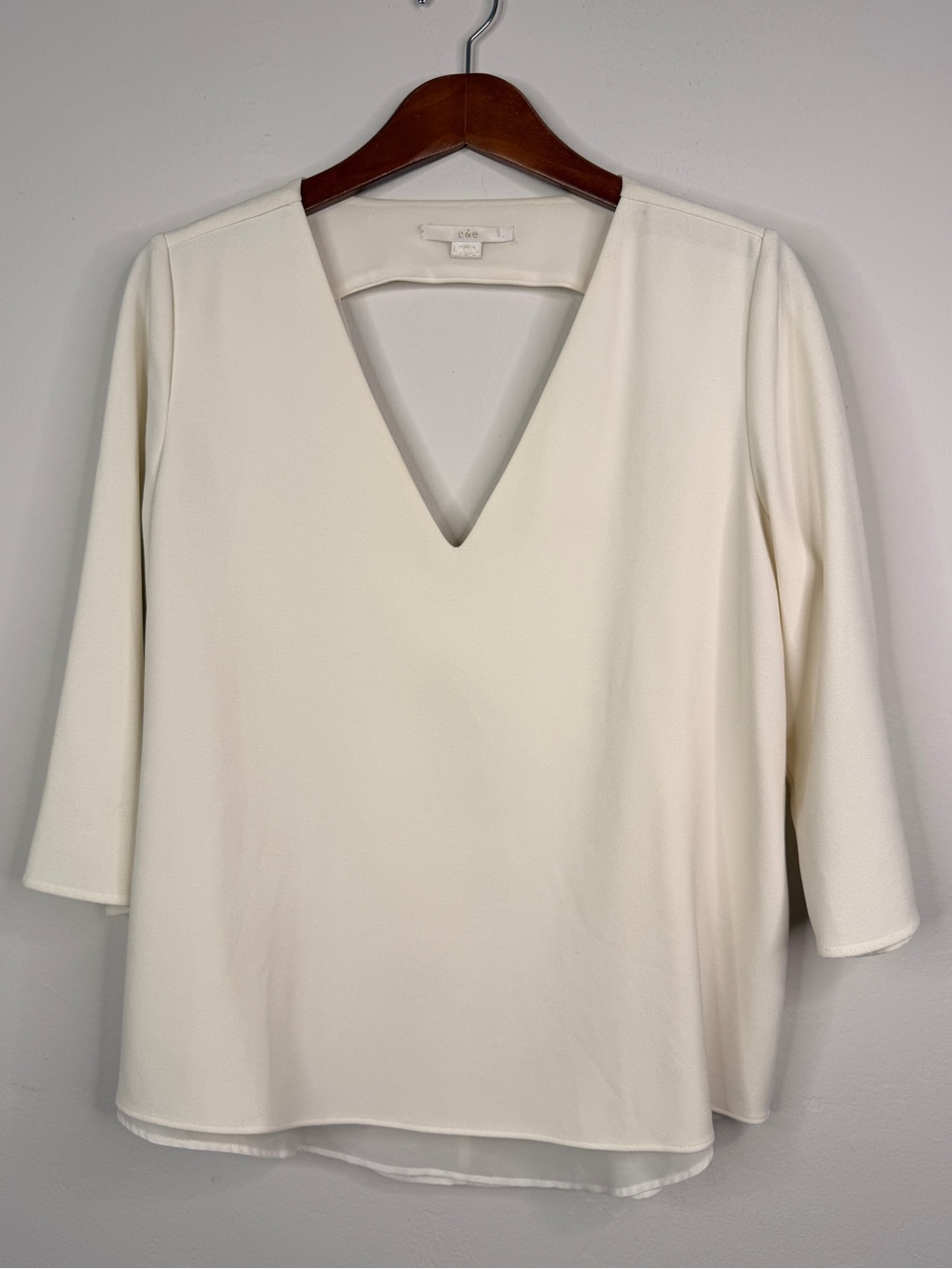 c&e California Ivory V Neck Cutout Back Blouse Womens Large 3/4 Sleeve